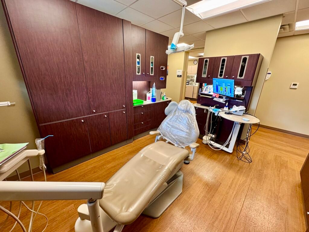 Consultorio dental moderno con sillon, lampara y equipo de ultima generacion