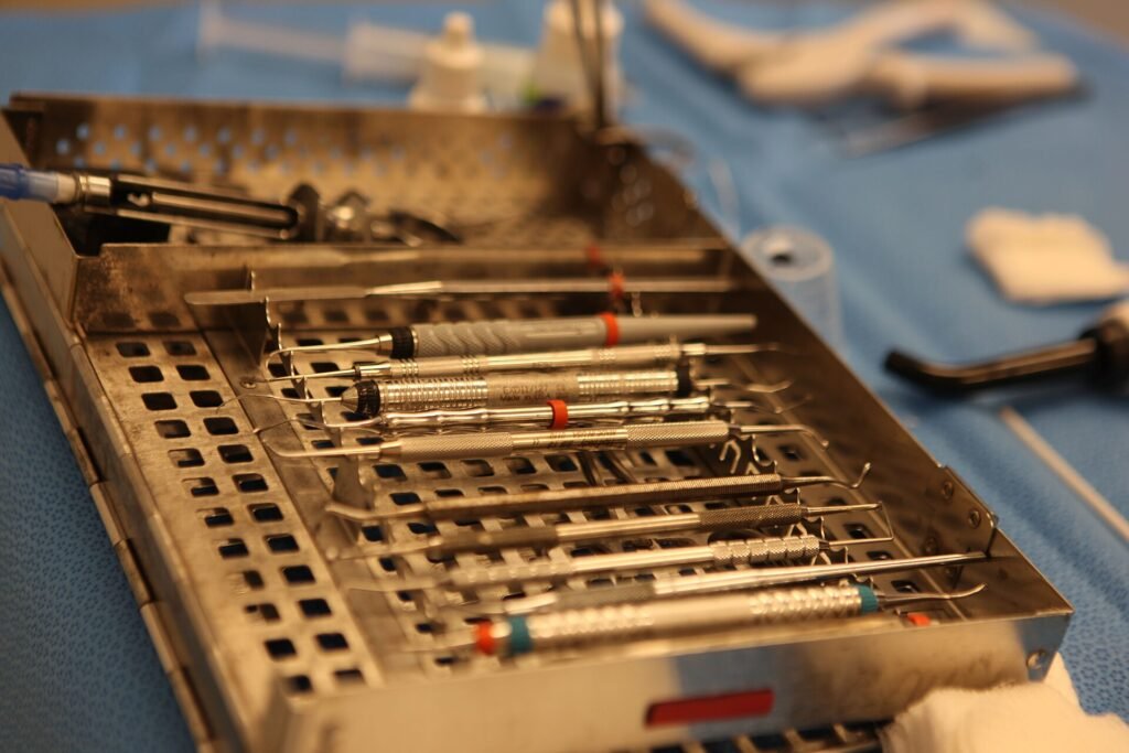 Instrumental dental de acero organizado en una bandeja de esterilizacion